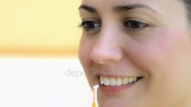 歯間ブラシをしている女の人 — ストック動画