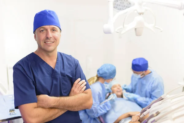 Retrato Dentista na Clínica — Fotografia de Stock