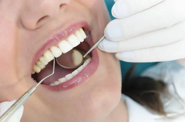 Mulher recebendo consulta odontológica — Fotografia de Stock
