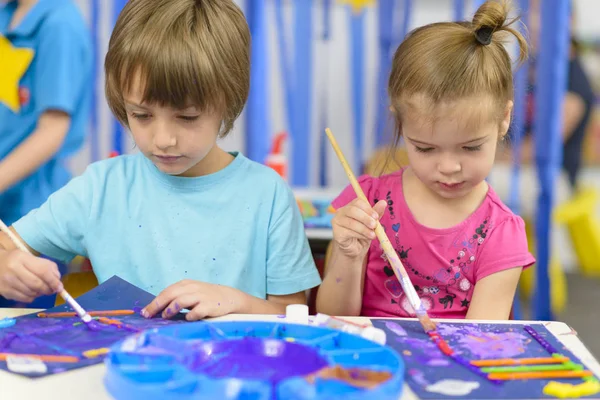 子供の幼稚園での絵画 — ストック写真