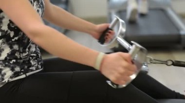 spor salonunda egzersiz