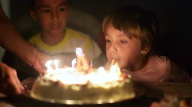 Mutlu bir çocukluk mumlar yıldönümü üfleme