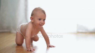 Bebek evde dört ayak üzerinde gitmek