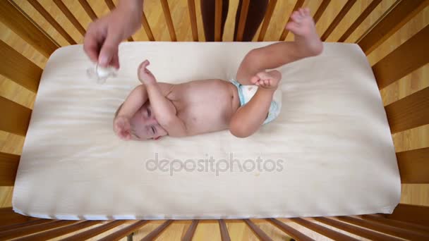 Bebé llorando en cuna — Vídeos de Stock