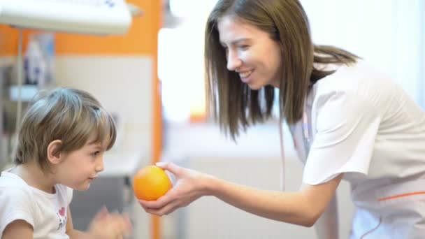 Engraçado Kid em visita médica — Vídeo de Stock