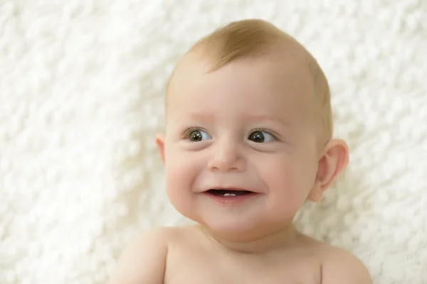 Bebé riendo mostrando los primeros dientes — Foto de Stock