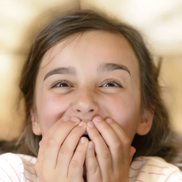 Opgewonden meisje glimlachen — Stockfoto