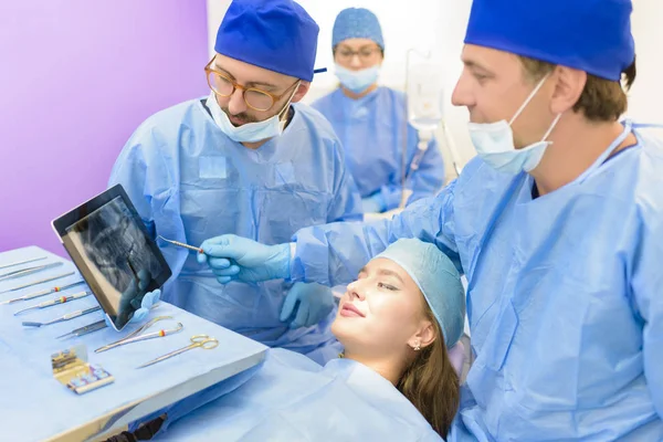 Equipo dental examinando radiografía — Foto de Stock