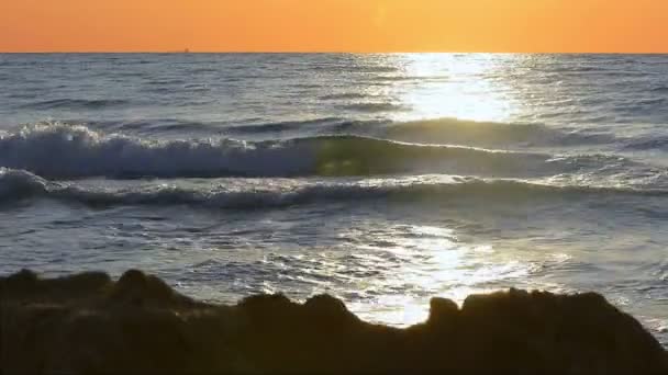 Sonnenaufgangslicht auf dem Meer — Stockvideo