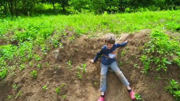 Divertido niños trineo en la suciedad — Vídeo de stock