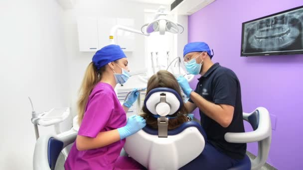 Equipe Médica Tratando Paciente na Clínica Dentária — Vídeo de Stock