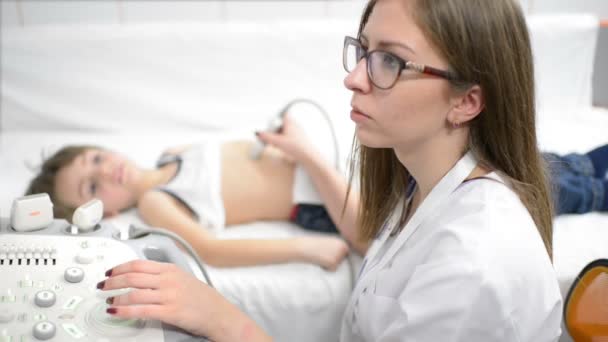 Leuke jongen wordt gescand met echografie apparaat — Stockvideo