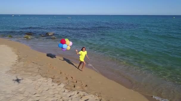 Счастливая девочка бежит по пляжу — стоковое видео