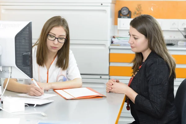 Arts schrijven een recept — Stockfoto