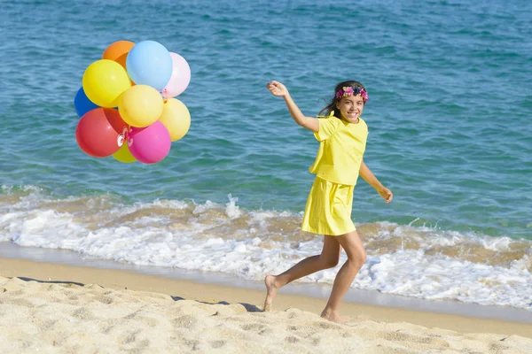 Gelukkig meisje draait op strand — Stockfoto