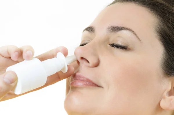 Mujer usando spray nasal — Foto de Stock