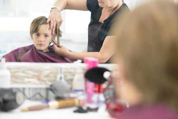 Дитина в перукарні — стокове фото
