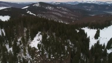 Dağlar, kış zamanı yukarıda havadan görünümü