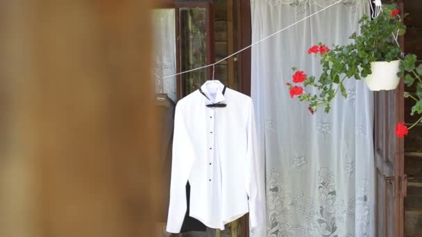 Vêtements Costume Sur Cintre Sur Porche Rustique Maison Rurale Obsolète — Video