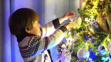 Noel için hazırlanıyor, Noel ağacı süsleme şirin çocuk