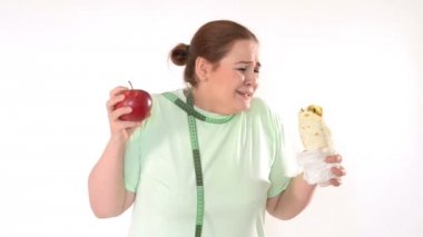 Şişman kadın mücadele sağlıklı yemek için. Sağlıklı gıda seçimi