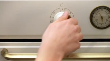 Elektrik fırın cihaz işletim bir kadın el görünümünü kapat