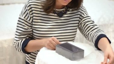 İlk başlangıç zevk mutlu kadın/açma yeni smartphone
