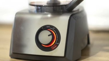 Mutfak robotu çalışma, yakın bakış