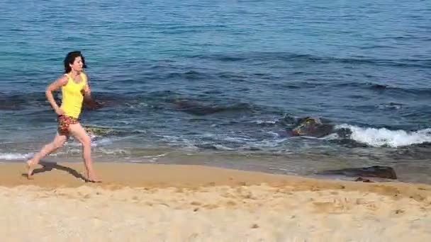 Mulher Esportiva Correndo Uma Praia Dia Verão — Vídeo de Stock