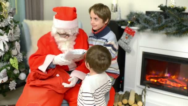 Santa Claus, amely bemutatja a gyermekek