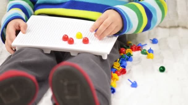 Kind Spielt Mit Mosaik Spiel Nahsicht — Stockvideo