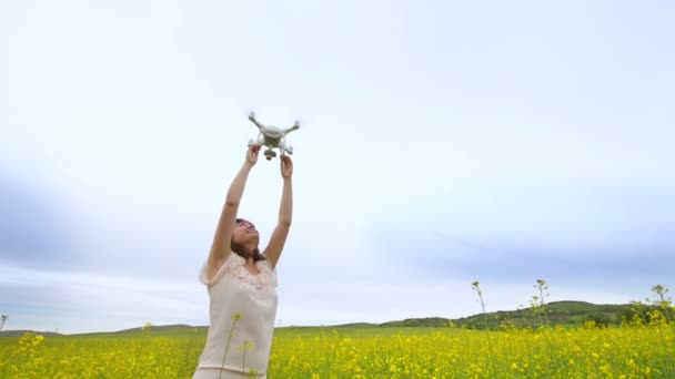 Lycklig Kvinna Släppa Drone Rapsfält — Stockvideo