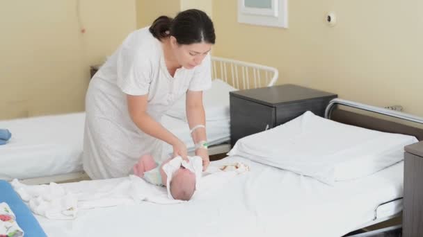 Mãe Que Amamenta Vestir Seu Bebê Recém Nascido Maternidade — Vídeo de Stock