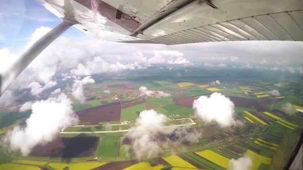 Avión Deportivo Volando Través Nubes — Vídeo de stock