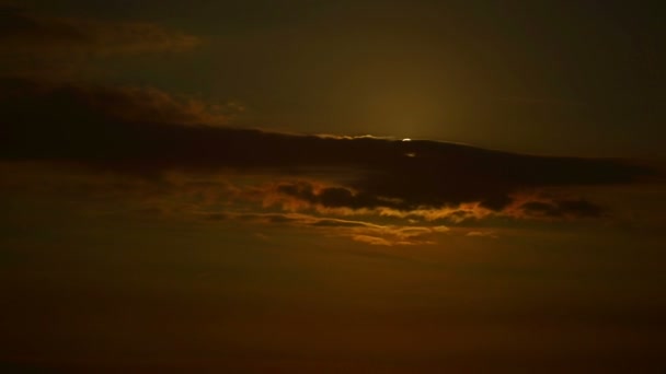 Schöner Vollmond Umgeben Von Wolken Zeitraffer — Stockvideo