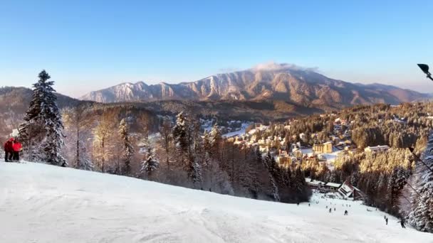 Menschen Genießen Schönen Sonnigen Tag Skigebiet — Stockvideo