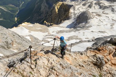 Demir Yolu 'ndaki dağa tırmanmak.
