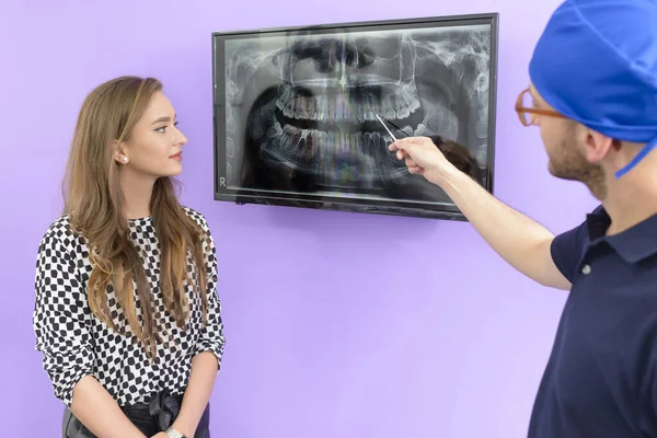 Dentysta badający radiografię z Pacient Woman — Zdjęcie stockowe