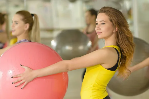 Mujeres haciendo aeróbic en el gimnasio — Foto de Stock