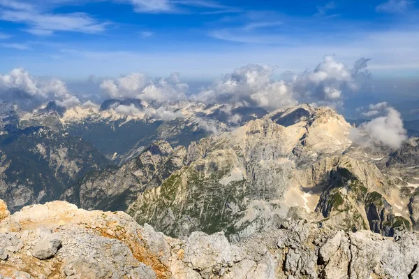 夏日阳光下的山脉全景 — 图库照片