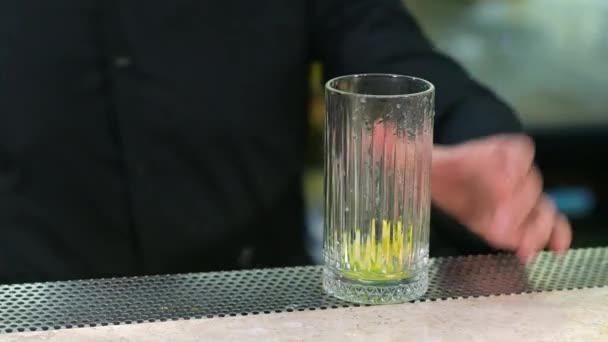 Barmen Barda Limon Kokteyli Hazırlıyor — Stok video