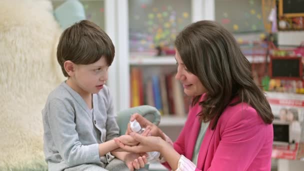 Madre Enseñando Hijo Medidas Prevención Sanitaria Crisis Pandémica — Vídeos de Stock