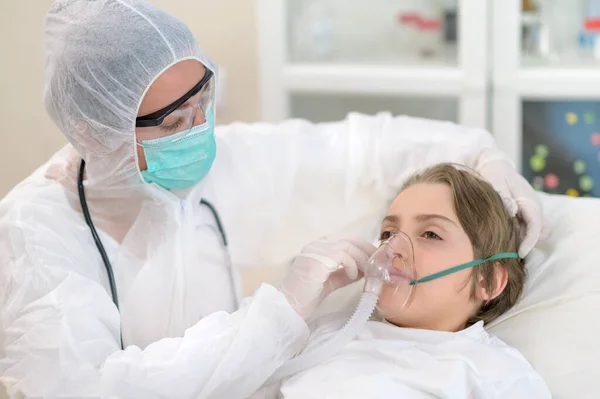 Lekarz Leczy Intubuje Dziecko Wirusem Oddechowym — Zdjęcie stockowe