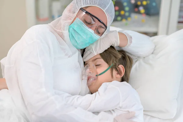 Empatisk Trött Mor Omfamnar Och Tar Hand Sin Pojke Intuberad — Stockfoto