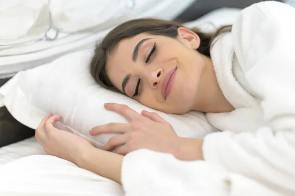 Hermosa Mujer Turística Relajándose Durmiendo Disfrutando Alojamiento Una Habitación Hotel — Foto de Stock