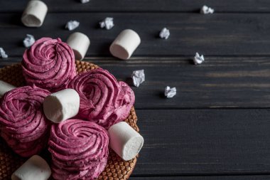 siyah bir tabloda bir tabakta hatmi