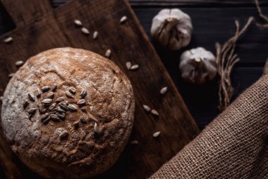 Yönetim Kurulu ve ahşap bir masa üzerinde sarımsak ekmek