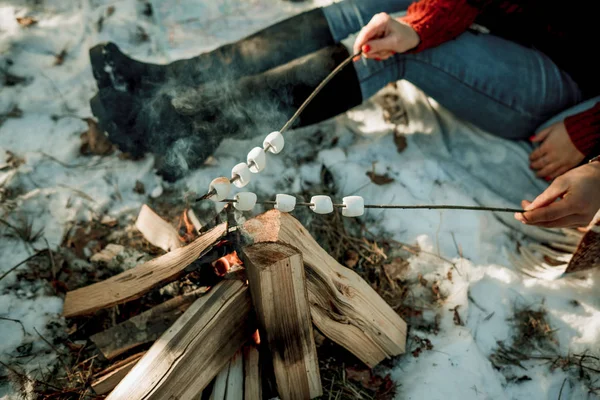 Frituren een marshmallow op een picknick — Stockfoto