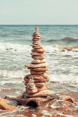 taşlardan denize piramit