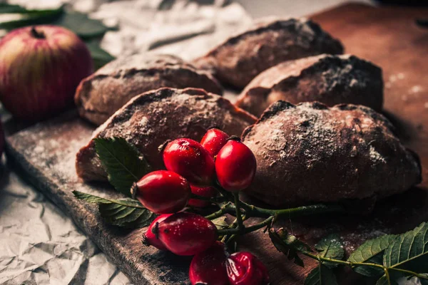 Tartes maison et pommes rouges — Photo